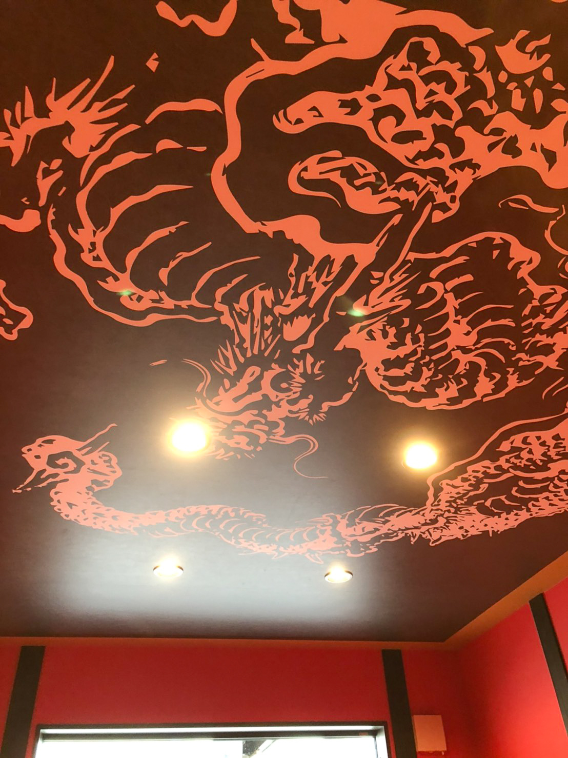 龍の壁紙を天井に施工した事例
