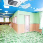 保育園の天井の青空の壁紙